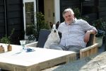 Amsterdam 29 maart 2019
Hans v d Togt met zijn hondje op het terras van zijn woonboot/ woonark.