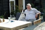 Amsterdam 29 maart 2019
Hans v d Togt met zijn hondje op het terras van zijn woonboot/ woonark.