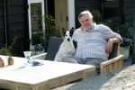 Amsterdam 29 maart 2019
Hans v d Togt met zijn hondje op het terras van zijn woonboot/ woonark.