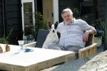 Amsterdam 29 maart 2019
Hans v d Togt met zijn hondje op het terras van zijn woonboot/ woonark.