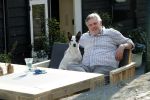 Amsterdam 29 maart 2019
Hans v d Togt met zijn hondje op het terras van zijn woonboot/ woonark.