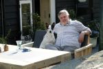 Amsterdam 29 maart 2019
Hans v d Togt met zijn hondje op het terras van zijn woonboot/ woonark.