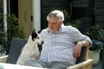 Amsterdam 29 maart 2019
Hans v d Togt met zijn hondje op het terras van zijn woonboot/ woonark.