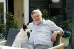 Amsterdam 29 maart 2019
Hans v d Togt met zijn hondje op het terras van zijn woonboot/ woonark.