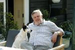 Amsterdam 29 maart 2019
Hans v d Togt met zijn hondje op het terras van zijn woonboot/ woonark.