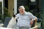 Amsterdam 29 maart 2019
Hans v d Togt met zijn hondje op het terras van zijn woonboot/ woonark.
