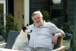 Amsterdam 29 maart 2019
Hans v d Togt met zijn hondje op het terras van zijn woonboot/ woonark.