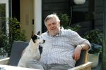 Amsterdam 29 maart 2019
Hans v d Togt met zijn hondje op het terras van zijn woonboot/ woonark.