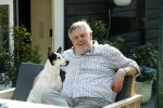 Amsterdam 29 maart 2019
Hans v d Togt met zijn hondje op het terras van zijn woonboot/ woonark.