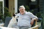 Amsterdam 29 maart 2019
Hans v d Togt met zijn hondje op het terras van zijn woonboot/ woonark.