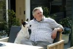 Amsterdam 29 maart 2019
Hans v d Togt met zijn hondje op het terras van zijn woonboot/ woonark.