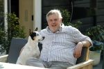 Amsterdam 29 maart 2019
Hans v d Togt met zijn hondje op het terras van zijn woonboot/ woonark.