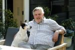 Amsterdam 29 maart 2019
Hans v d Togt met zijn hondje op het terras van zijn woonboot/ woonark.
