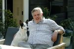 Amsterdam 29 maart 2019
Hans v d Togt met zijn hondje op het terras van zijn woonboot/ woonark.
