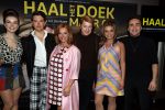 Amsterdam 25 maart 2019
Julia Berendse, Dook van Dijck, Mariska van Kolck, Tony Neef, Willemijn Maandag en Jordy van Loon bij de perspresentatie van de musical Haal het doek maar op in het DeLaMar Theater in Amsterdam
