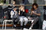 Amsterdam 30 maart 2019
Katja Schuurman eet ijsje met haar dochter Sammie en neefje Chico Toonen ( dochter Birgit Schuurman en ex man Arne Toonen)