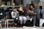 Amsterdam 30 maart 2019
Katja Schuurman eet ijsje met haar dochter Sammie en neefje Chico Toonen ( dochter Birgit Schuurman en ex man Arne Toonen)
