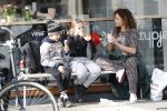Amsterdam 30 maart 2019
Katja Schuurman eet ijsje met haar dochter Sammie en neefje Chico Toonen ( dochter Birgit Schuurman en ex man Arne Toonen)