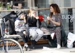 Amsterdam 30 maart 2019
Katja Schuurman eet ijsje met haar dochter Sammie en neefje Chico Toonen ( dochter Birgit Schuurman en ex man Arne Toonen)