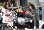 Amsterdam 30 maart 2019
Katja Schuurman eet ijsje met haar dochter Sammie en neefje Chico Toonen ( dochter Birgit Schuurman en ex man Arne Toonen)