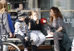Amsterdam 30 maart 2019
Katja Schuurman eet ijsje met haar dochter Sammie en neefje Chico Toonen ( dochter Birgit Schuurman en ex man Arne Toonen)
