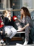 Amsterdam 30 maart 2019
Katja Schuurman eet ijsje met haar dochter Sammie en neefje Chico Toonen ( dochter Birgit Schuurman en ex man Arne Toonen)