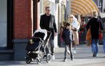 Amsterdam 24 maart 2019
Chantal Janzen en haar man Marco Geeratz en hun kinderen op terras en Amsterdam zuid.