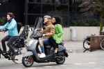 Amsterdam, 16 Maart 2019
Moise Trustfull met vriend op de scooter