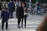 Amsterdam Vondelpark 24 maart 2019
Romy Monteiro met haar nieuwe vriend Jasper Suyk verliefd in het vondelpark.