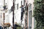 Amsterdam 30 maart 2019
Twan Huys en zijn vrouw zijn aan het klussen bij hun huis . Ze snoeien oa de struiken.
