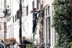 Amsterdam 30 maart 2019
Twan Huys en zijn vrouw zijn aan het klussen bij hun huis . Ze snoeien oa de struiken.