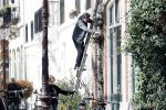 Amsterdam 30 maart 2019
Twan Huys en zijn vrouw zijn aan het klussen bij hun huis . Ze snoeien oa de struiken.