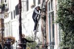 Amsterdam 30 maart 2019
Twan Huys en zijn vrouw zijn aan het klussen bij hun huis . Ze snoeien oa de struiken.