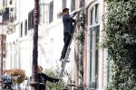 Amsterdam 30 maart 2019
Twan Huys en zijn vrouw zijn aan het klussen bij hun huis . Ze snoeien oa de struiken.