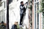 Amsterdam 30 maart 2019
Twan Huys en zijn vrouw zijn aan het klussen bij hun huis . Ze snoeien oa de struiken.