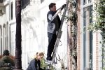 Amsterdam 30 maart 2019
Twan Huys en zijn vrouw zijn aan het klussen bij hun huis . Ze snoeien oa de struiken.