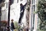 Amsterdam 30 maart 2019
Twan Huys en zijn vrouw zijn aan het klussen bij hun huis . Ze snoeien oa de struiken.