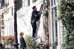 Amsterdam 30 maart 2019
Twan Huys en zijn vrouw zijn aan het klussen bij hun huis . Ze snoeien oa de struiken.
