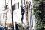 Amsterdam 30 maart 2019
Twan Huys en zijn vrouw zijn aan het klussen bij hun huis . Ze snoeien oa de struiken.