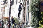 Amsterdam 30 maart 2019
Twan Huys en zijn vrouw zijn aan het klussen bij hun huis . Ze snoeien oa de struiken.