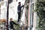 Amsterdam 30 maart 2019
Twan Huys en zijn vrouw zijn aan het klussen bij hun huis . Ze snoeien oa de struiken.