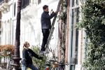 Amsterdam 30 maart 2019
Twan Huys en zijn vrouw zijn aan het klussen bij hun huis . Ze snoeien oa de struiken.