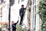 Amsterdam 30 maart 2019
Twan Huys en zijn vrouw zijn aan het klussen bij hun huis . Ze snoeien oa de struiken.