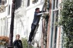 Amsterdam 30 maart 2019
Twan Huys en zijn vrouw zijn aan het klussen bij hun huis . Ze snoeien oa de struiken.