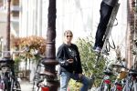 Amsterdam 30 maart 2019
Twan Huys en zijn vrouw zijn aan het klussen bij hun huis . Ze snoeien oa de struiken.
