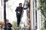 Amsterdam 30 maart 2019
Twan Huys en zijn vrouw zijn aan het klussen bij hun huis . Ze snoeien oa de struiken.