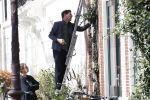 Amsterdam 30 maart 2019
Twan Huys en zijn vrouw zijn aan het klussen bij hun huis . Ze snoeien oa de struiken.