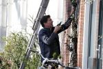 Amsterdam 30 maart 2019
Twan Huys en zijn vrouw zijn aan het klussen bij hun huis . Ze snoeien oa de struiken.