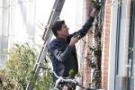 Amsterdam 30 maart 2019
Twan Huys en zijn vrouw zijn aan het klussen bij hun huis . Ze snoeien oa de struiken.
