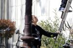 Amsterdam 30 maart 2019
Twan Huys en zijn vrouw zijn aan het klussen bij hun huis . Ze snoeien oa de struiken.